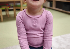 dziewczynka zasłania językiem wargę górną- zabawa zasuwamy kurtynę.