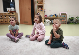 Dwie dziewczynki i chłopiec zakrywają wargę górną.