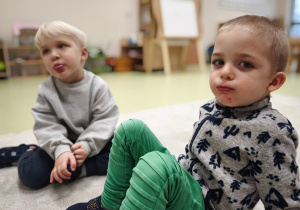 Chłopcy rozluźniają wargi, naśladując dźwięk silnika samochodu