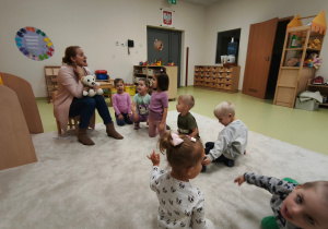 Logopeda prezentuje dzieciom kolejne ćwiczenie języka.