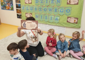 Dzieci odgadują z jakiej bajki są misie