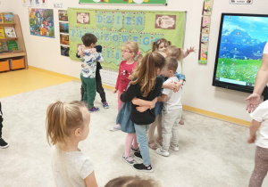 Zabawa muzyczno-ruchowa "Misie dwa"