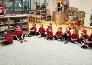 Dzieci czekaja na Świetego Mikołaja