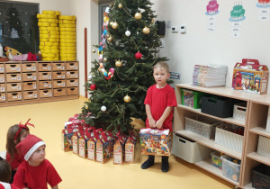 Dawidek z prezentem od Mikołaja