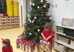 Ola z prezentem od MIkołaja