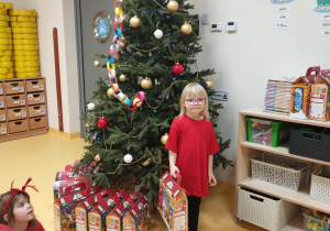 Alicja z prezentem od Mikołaja