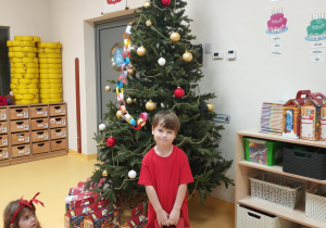 Ignacy z prezentem od Mikołaja