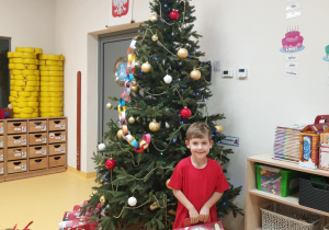 Oluś z prezentem od Mikołaja