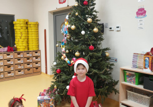 Julek z prezentem od Mikołaja