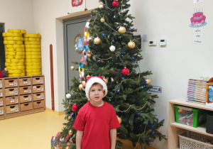 Oliwier z prezentem od Mikołaja