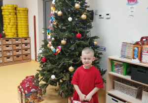 Oskarek z prezentem od Mikołaja