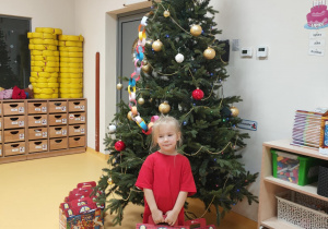 Julka z prezentem od MIkołaja