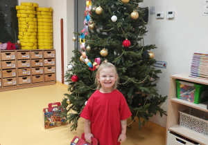 Hania z prezentem od Mikołaja