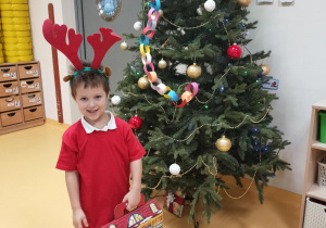 Wojtek z prezentem od Mikołaja