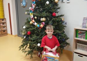 Oliwier z prezentem od Mikołaja