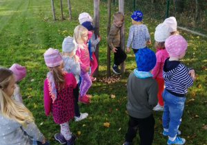 Dzieci dokarmiają wiewiórki.