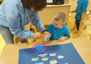 Prawa i obowiązki- dzieci przypięczętowują odbiciem swojej rączki