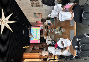 Dzieci oglądają bajkę nt. pieczenia pierników