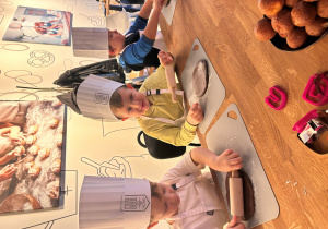 Dzieci wałkują ciasto