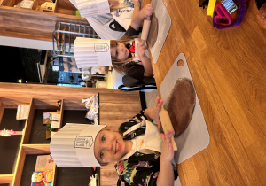 Dzieci wałkują ciasto