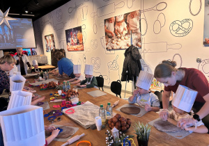 Dzieci wałkują ciasto