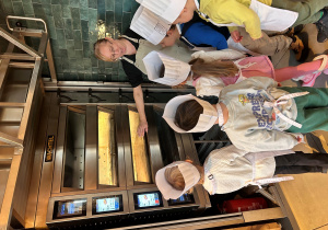 Dzieci oglądają piec