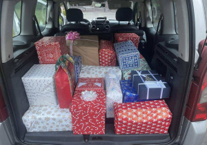 Zapakowane prezenty leżą ułożone w aucie