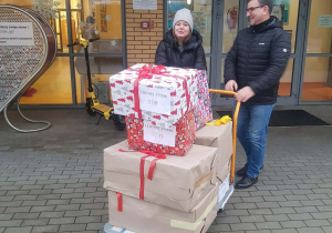 02. Pani Ola przewozi wózkiem spakowane prezenty