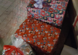 01.Zapakowane prezenty czekają na transport