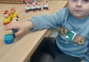 Chłopiec zaprowadził zabawki - zwierzęta do swoich rodzin