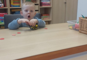 Chłopiec ćwiczy samogłoski