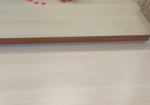 Chłopiec segreguje przedmioty