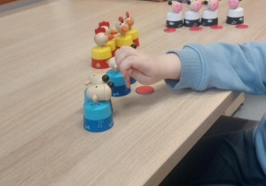 Chłopiec przelicza ustawione zwierzęta