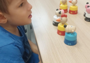 Chłopiec powtarza odgłosy zwierząt