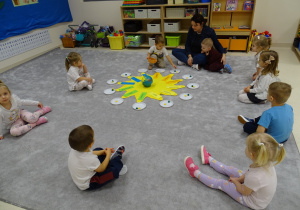 chłopiec zbiera koraliki