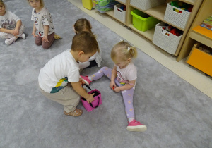 chłopiec czestuje cukierkami