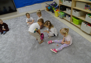 dzieci częstują się cukierkami