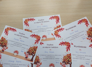 Dyplomy z motywem jesiennym już czekają