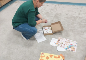 Pani Ola ogląda gry, przygotowane przez Rodziny