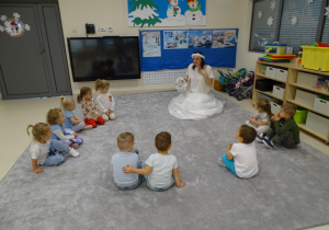 dzieci siedzą w kole