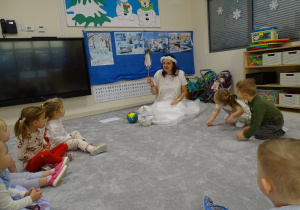 dzieci siedzą w kole