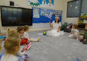 dzieci siedzą w kole