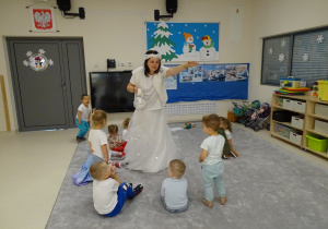 dzieci siedzą w kole