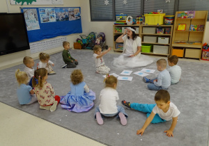 dzieci siedza w kole