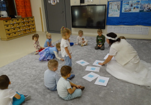 dzieci siedza w kole