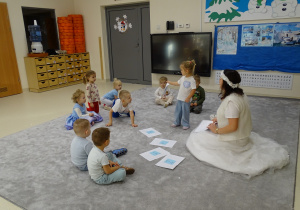 dzieci siedza w kole