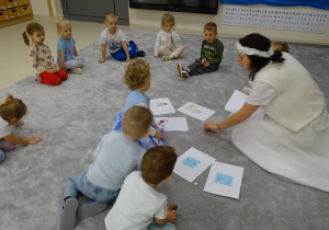 dzieci siedza w kole