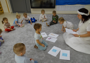 dzieci siedza w kole