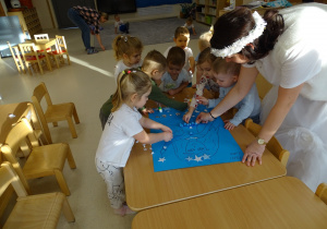 dzieci ozdabiają rysunek