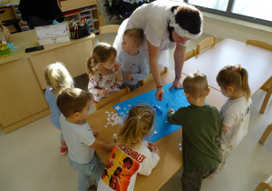 dzieci ozdabiają rysunek